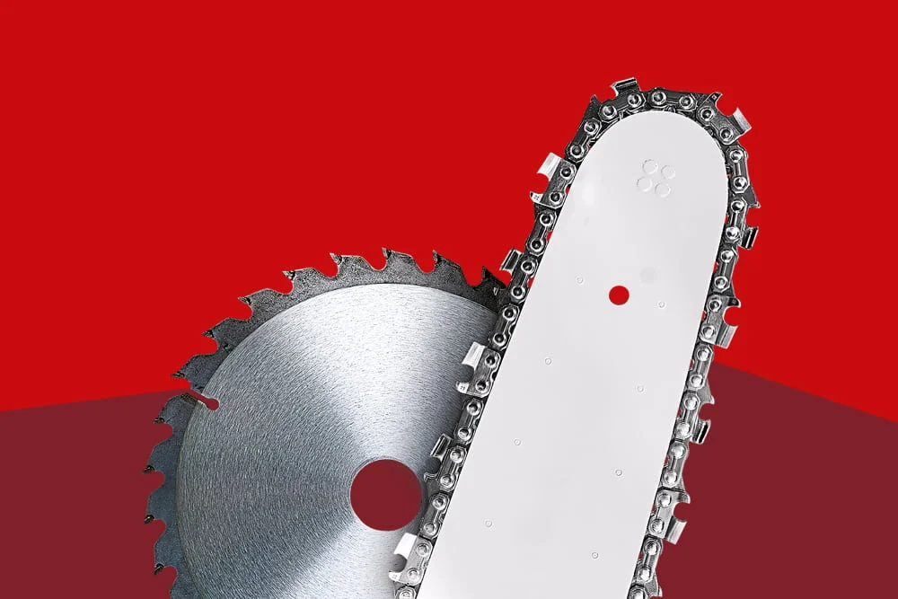 Ein Kreissägeblatt und ein Kettensägenschwert vor rotem Hintergrund.